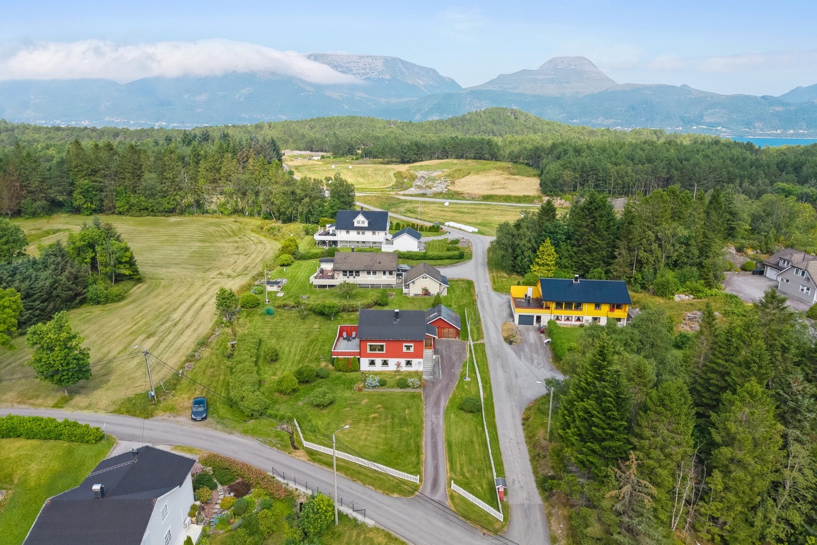 Enebolig med landlig og rolig beliggenhet på Stokke, Ellingsøy. Pent opparbeidet tomt Galleribilde