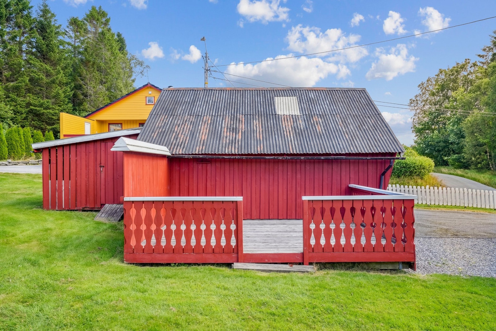 Vestvendt markterrasse ved garasjen. En kjekk samlingsplass Galleribilde