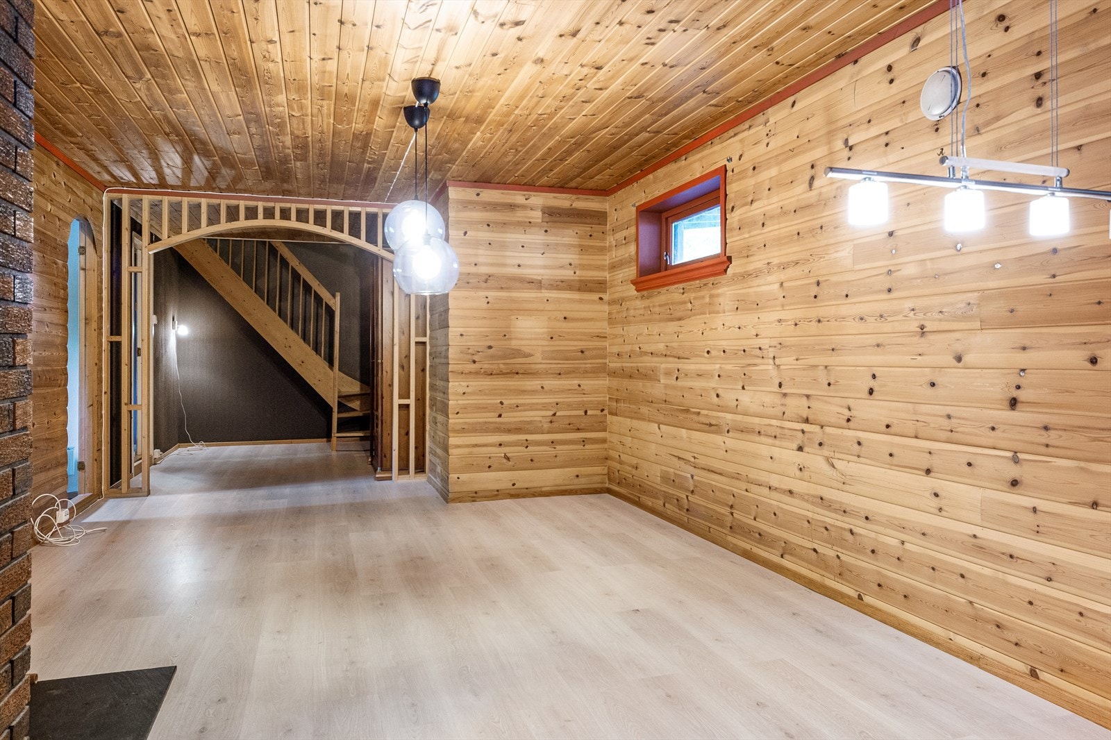 Disponibelt rom som er innredet til kjellerstue. Ikke godkjent til varig opphold. Galleribilde