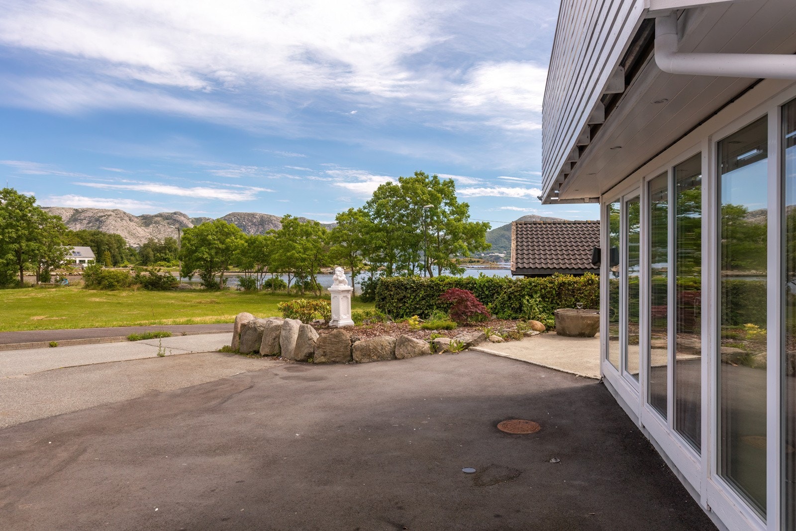 Det er pent opparbeidet på eiendommen. Galleribilde
