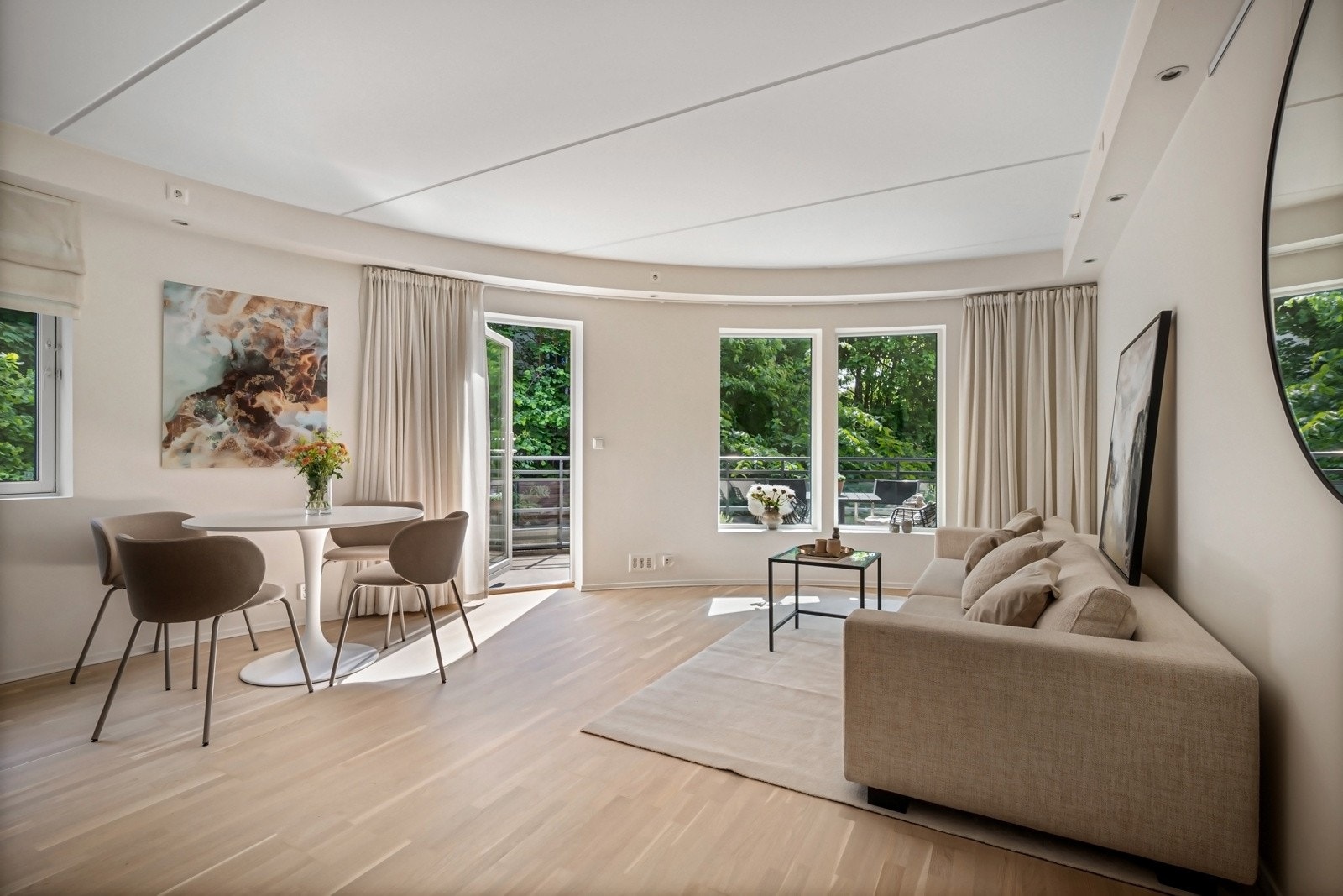 Hjørneleiligheten er lys og trivelig med store vindusflater og en privat uteplass på 13 m2. Leiligheten har hyggelig utsyn med mye grønt. Galleribilde