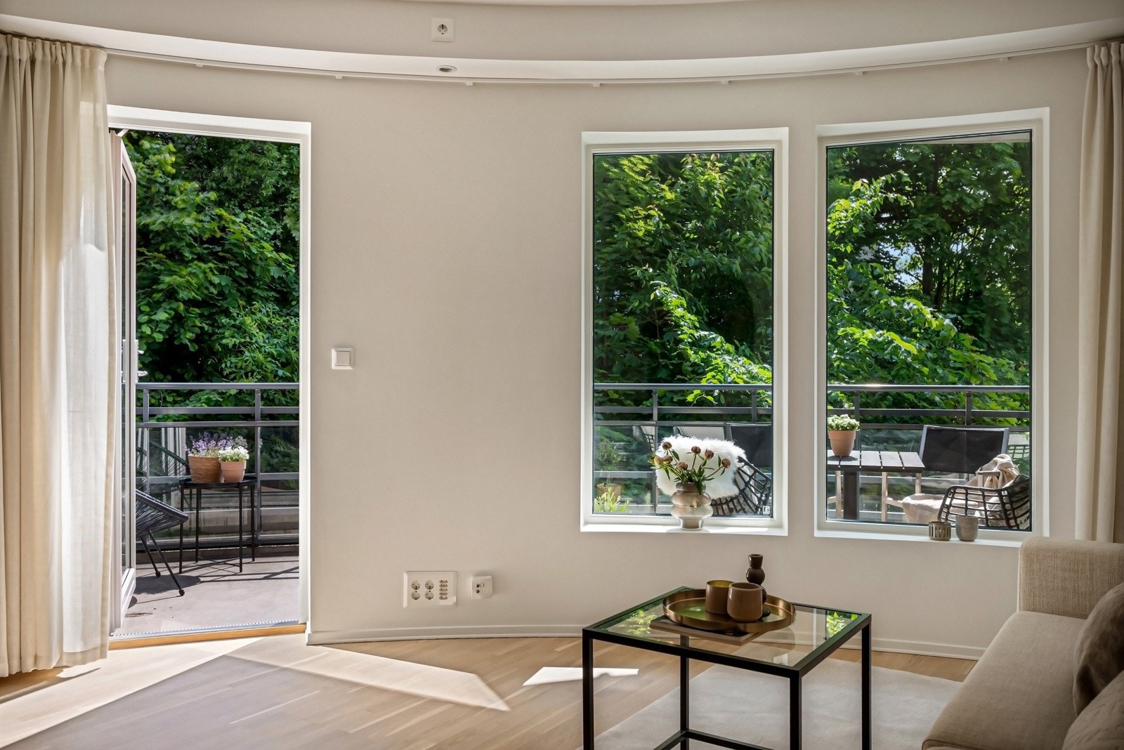 Stuen er lys og romslig med åpen kjøkkenløsning og en oval langvegg som gir et unikt særpreg. Veggen har flere vinduer og utgang til en deilig balkong på 13 kvm. Galleribilde