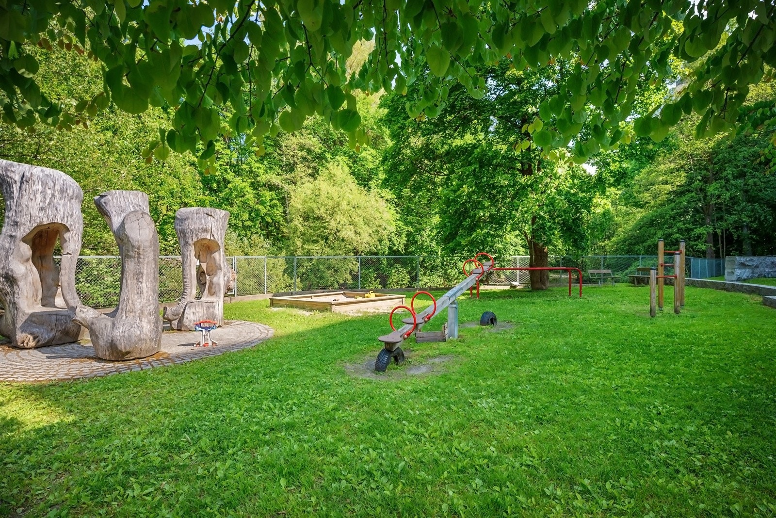 Rett ved, langs Akerselva er det en fin lekeplass som gjør området særlig attraktivt for barnefamilier. Galleribilde