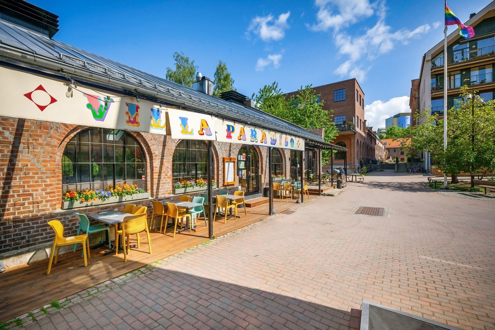 På området er det en kultur cafe Agora, som serverer gresk middelhavsmat og har uteservering. Villa Paradiso Tivoli som er kjent for sin napolitanske pizza ligger også på Lilleborg torget. Galleribilde