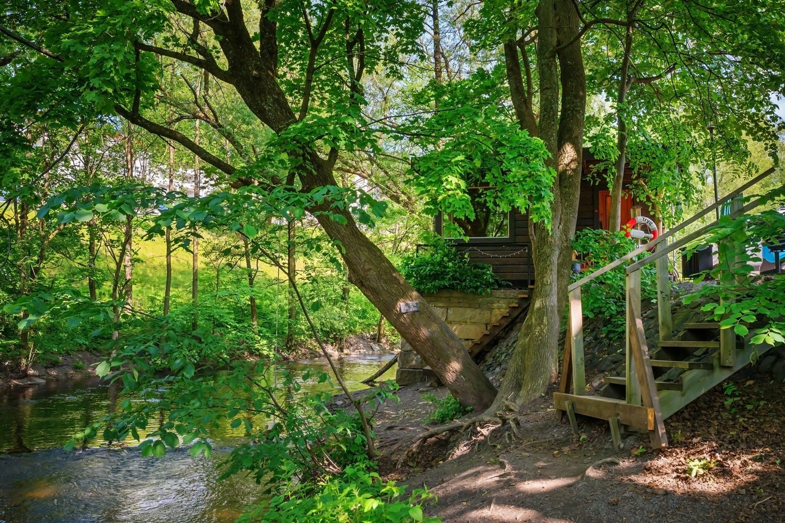 Etter løpeturen tar du badstue med forfriskende dukkert i Akerselva - Lilleborg Elvebadstue ferdigstilte ny badstue sommeren 2024. Badstuen er designet, bygget og drevet av beboere på Lilleborg. Den nye badstua har elektrisk badstuovn. Galleribilde