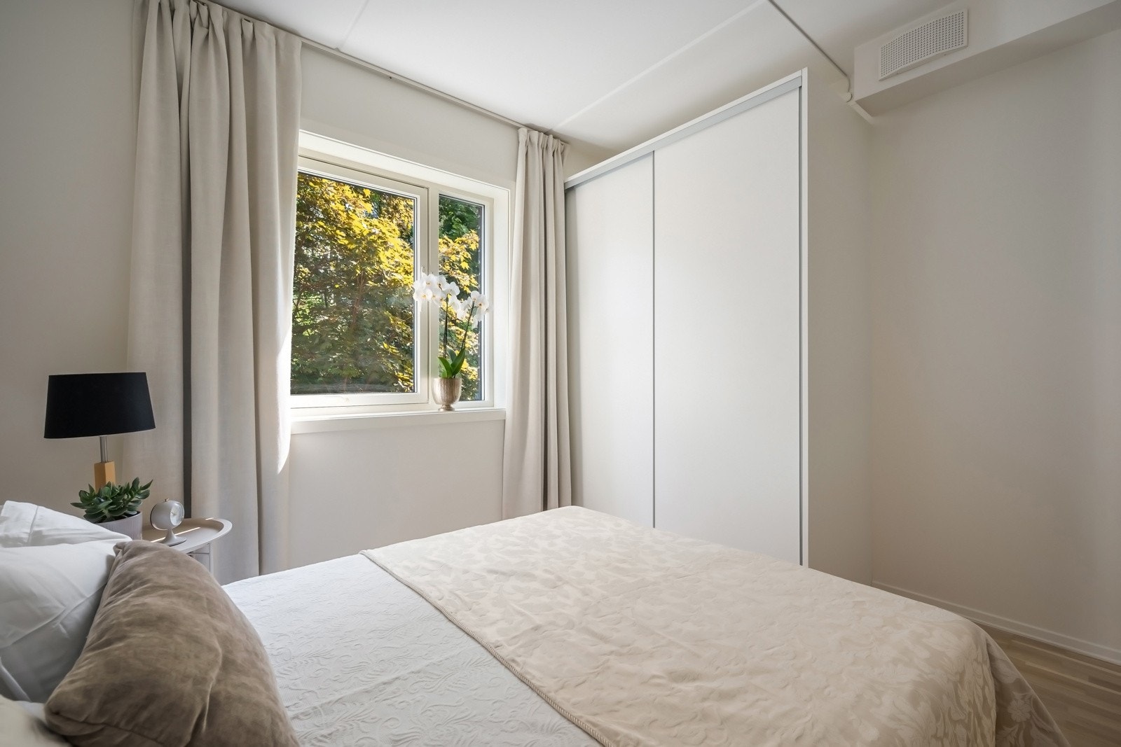 Rolig, når man ligger med vinduet oppe hører du suset fra Akerselva. Galleribilde