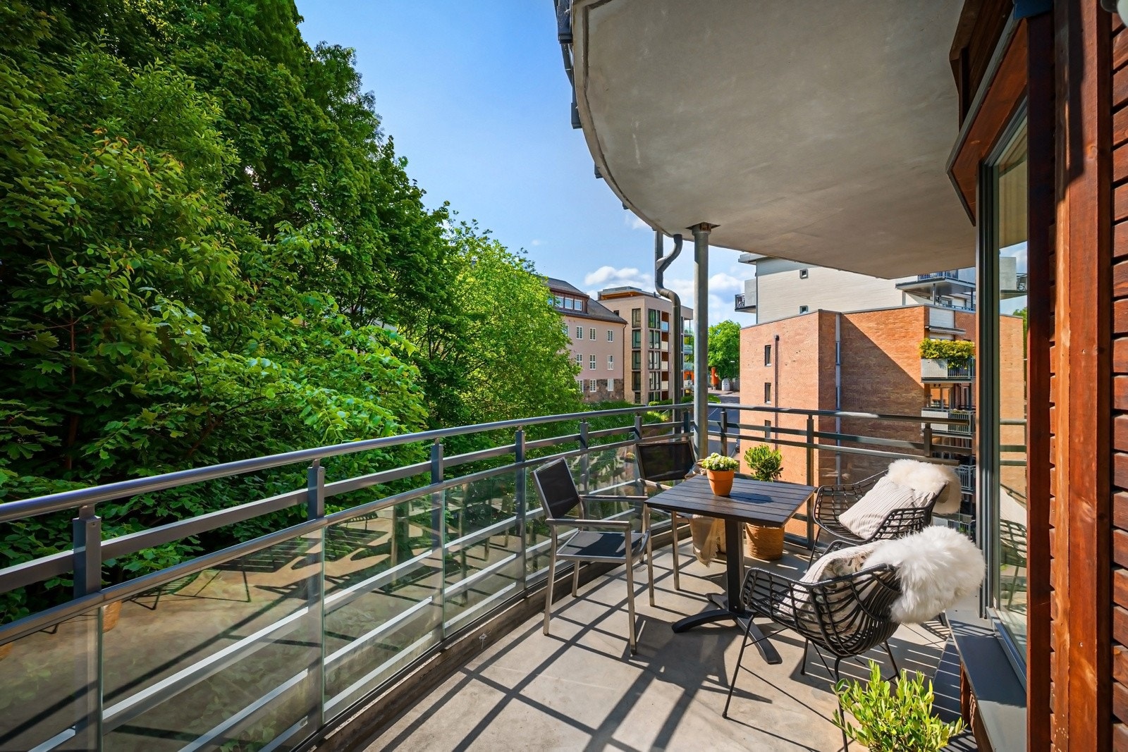 Balkongen er delvis under tak og er dermed også fin både om våren og høsten, og kan benyttes lenge med varmelampe. Galleribilde