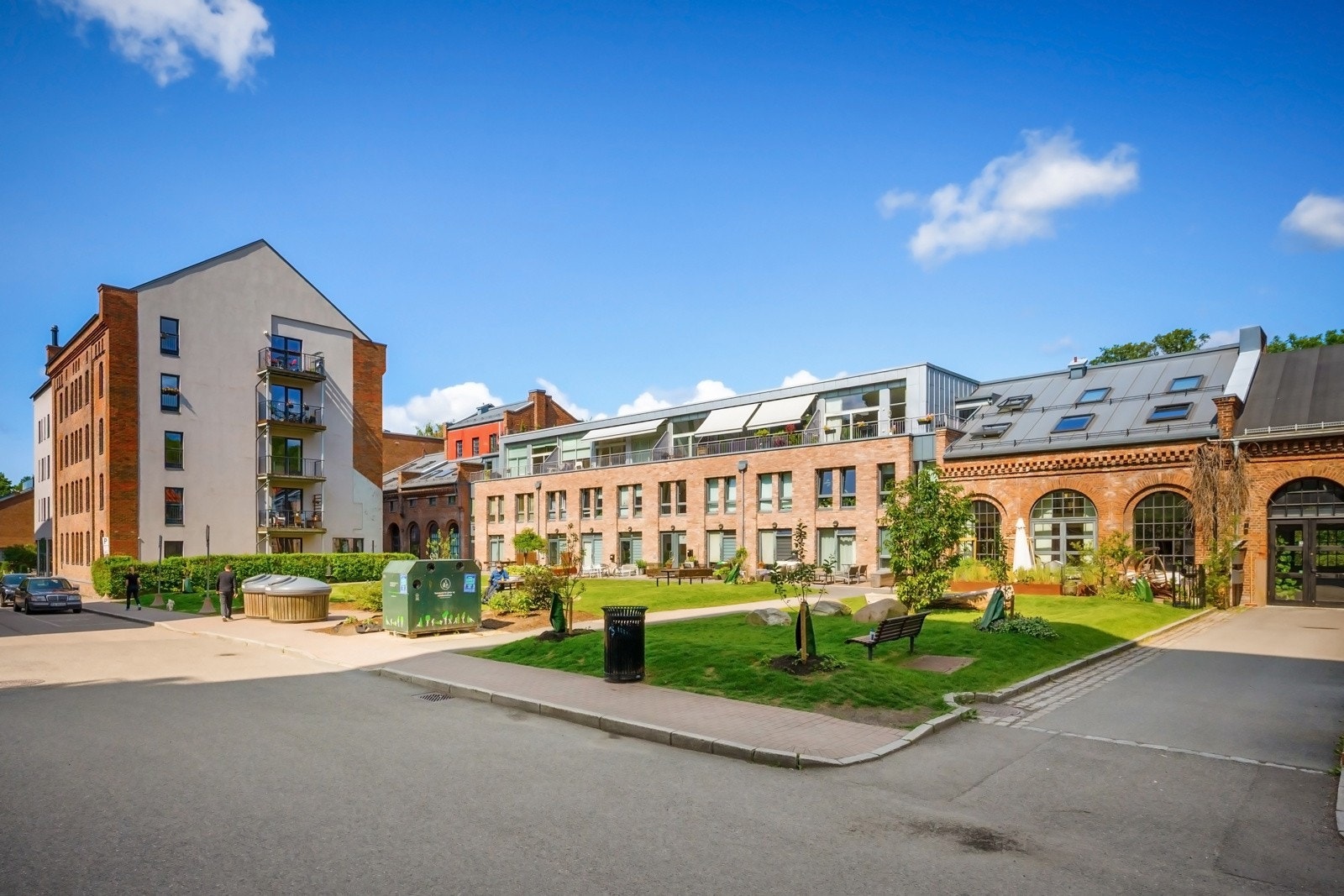 Lilleborg er et barnevennlig område med gangavstand til barnehager og skoler på alle trinn. Her er et rikt nærmiljø med kafeer, restauranter og butikker samtidig som det er kort avstand til Sandaker senter og Storosenteret med alle servicefunksjoner. Galleribilde