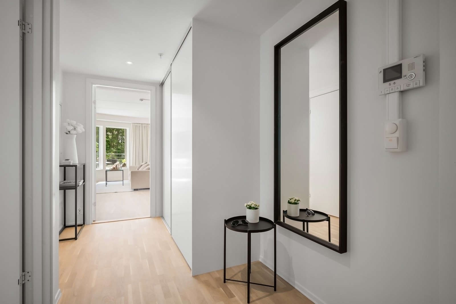 Borte/hjemme knappen sørger for å holde strømregningen på et minimum. Ett trykk på knappen når du forlater boligen senker energiforbruket. Galleribilde