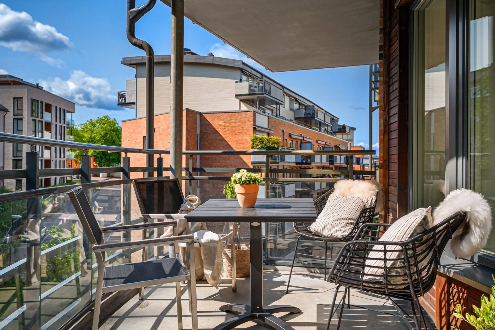 Den gode størrelsen gir fin plass til flere utemøbler og taket skjermer godt for vær. Ved å sette opp varmelampe kan både sommerkveldene og selve utesesongen forlenges. Galleribilde