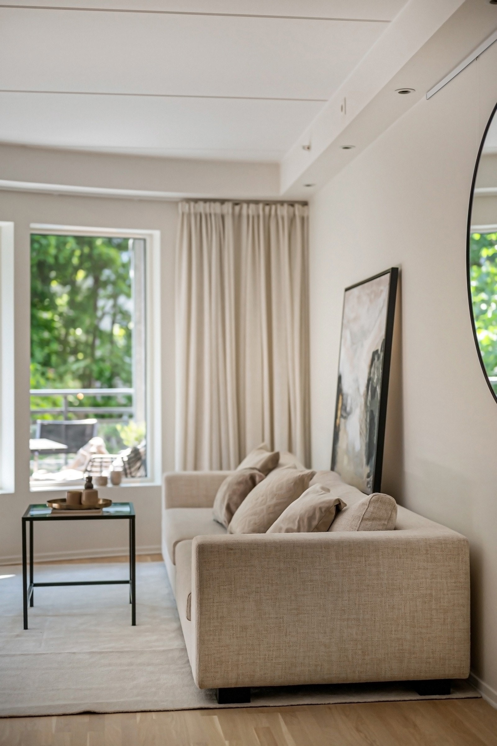 Det fine arealet har god plass til både tv-lounge og spisebord. Galleribilde