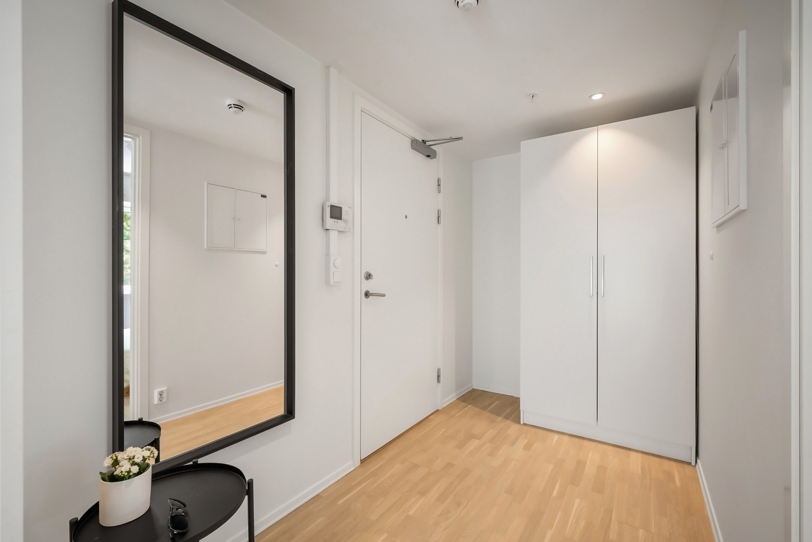 Entreen er romslig og innbydende med downlights i listefri himling, dørcalling ved ytterdøren og godt med oppbevaringsplass i en plassbygd skyvedørsgarderobe og et dobbelt garderobeskap. Galleribilde