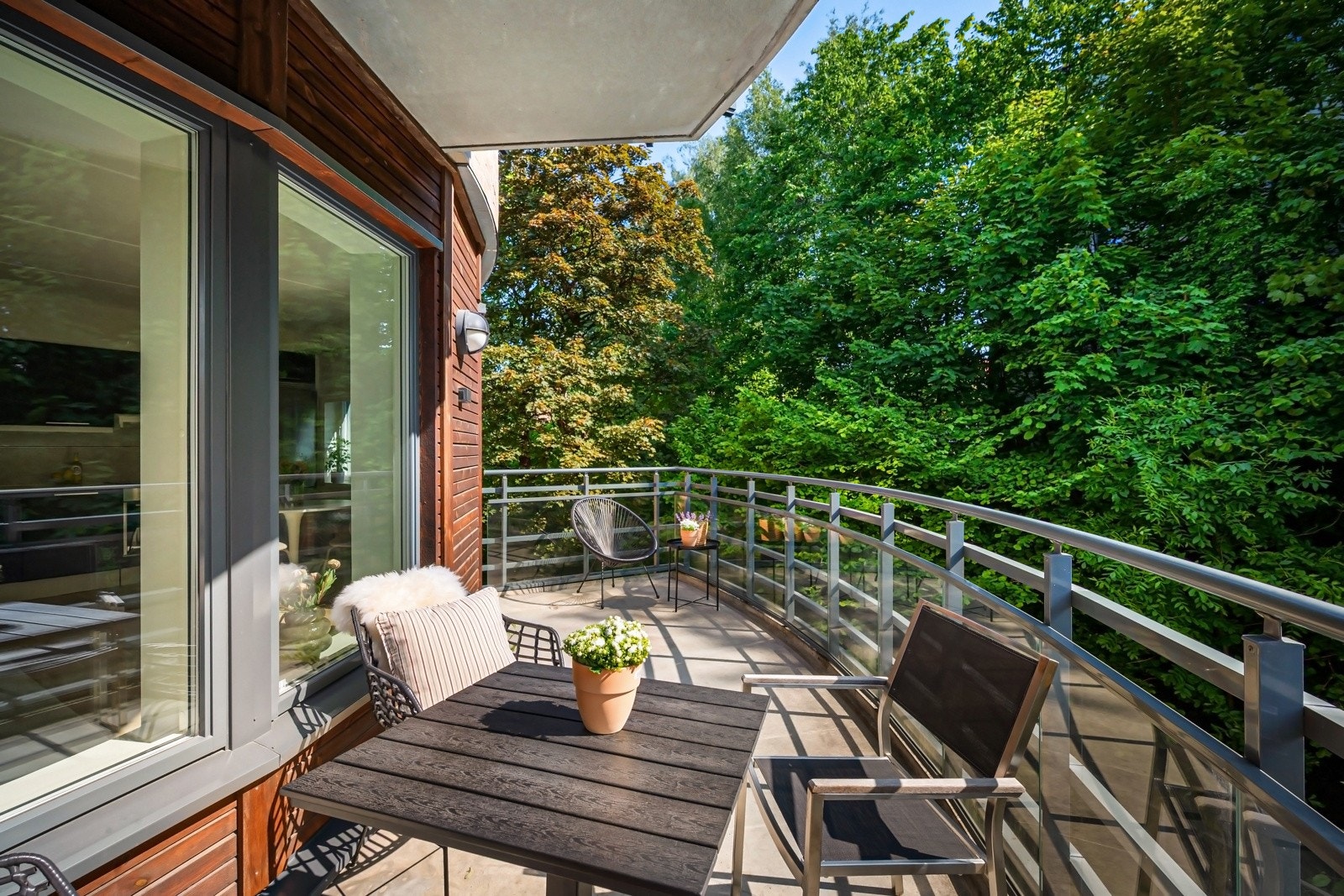 Leiligheten har hyggelig utsyn med mye grønt. Den ligger høyt, frittliggende og lite innsyn. Galleribilde