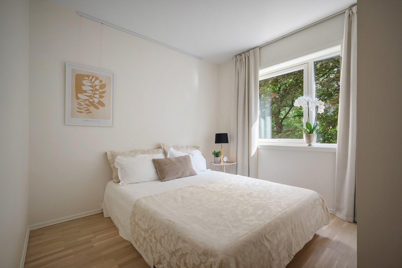 Soverommet er innredet med en hvit skyvedørsgarderobe, og har god plass til både dobbeltseng og nattbord. Galleribilde