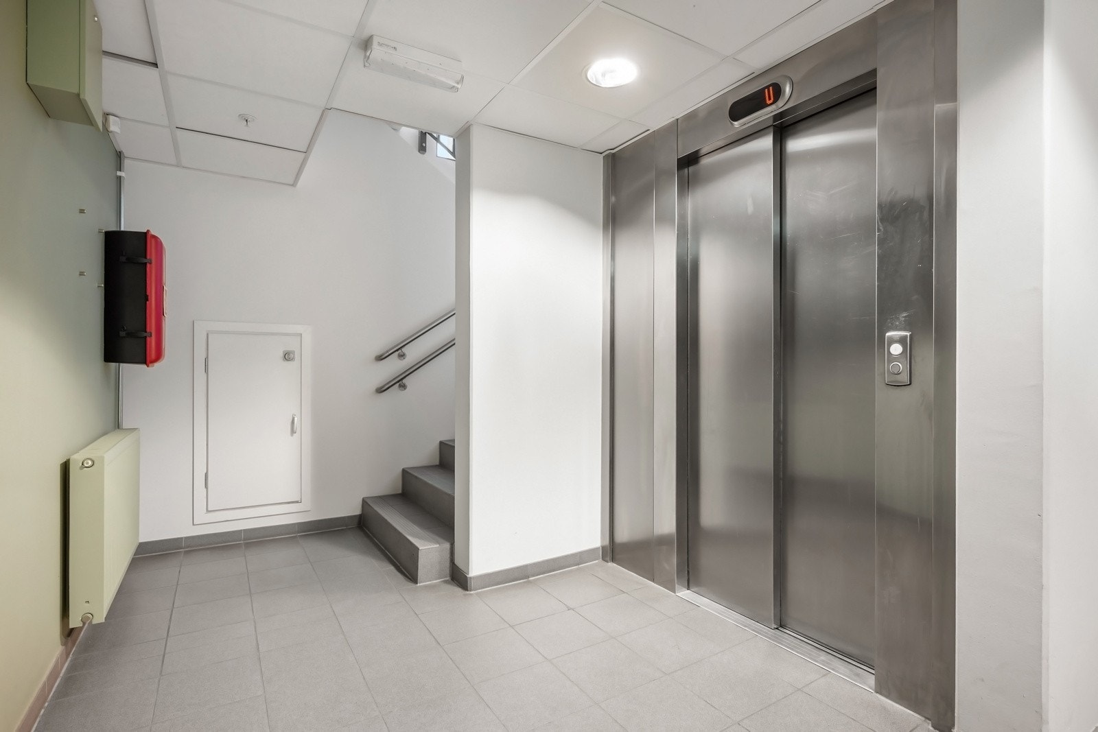 Heis og trappeadkomst til leilighetens etasjeplan. Galleribilde