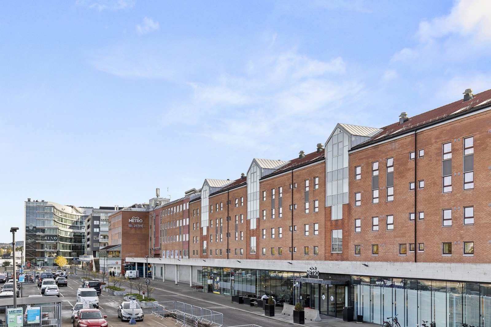 Metro senter et steinkast unna eiendommen. Galleribilde