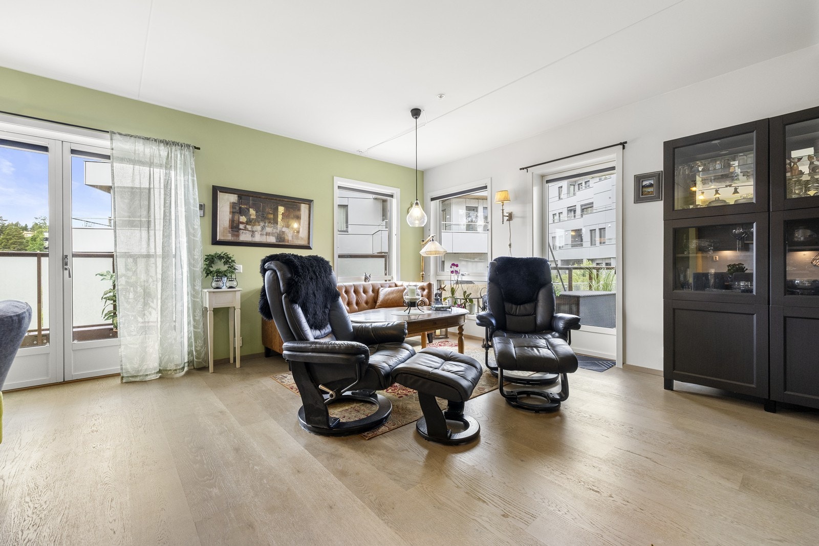 De store vindusflatene slipper inn rikelig med naturlig dagslys. Galleribilde