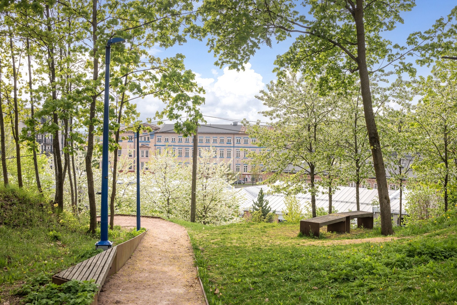 Kjærlighetsstien går fra Telthusbakken og ned til Maridalsveien ved østenden av Fredensborgveien. Gangveien avsluttes med en trapp ned mot Maridalsveien. Galleribilde