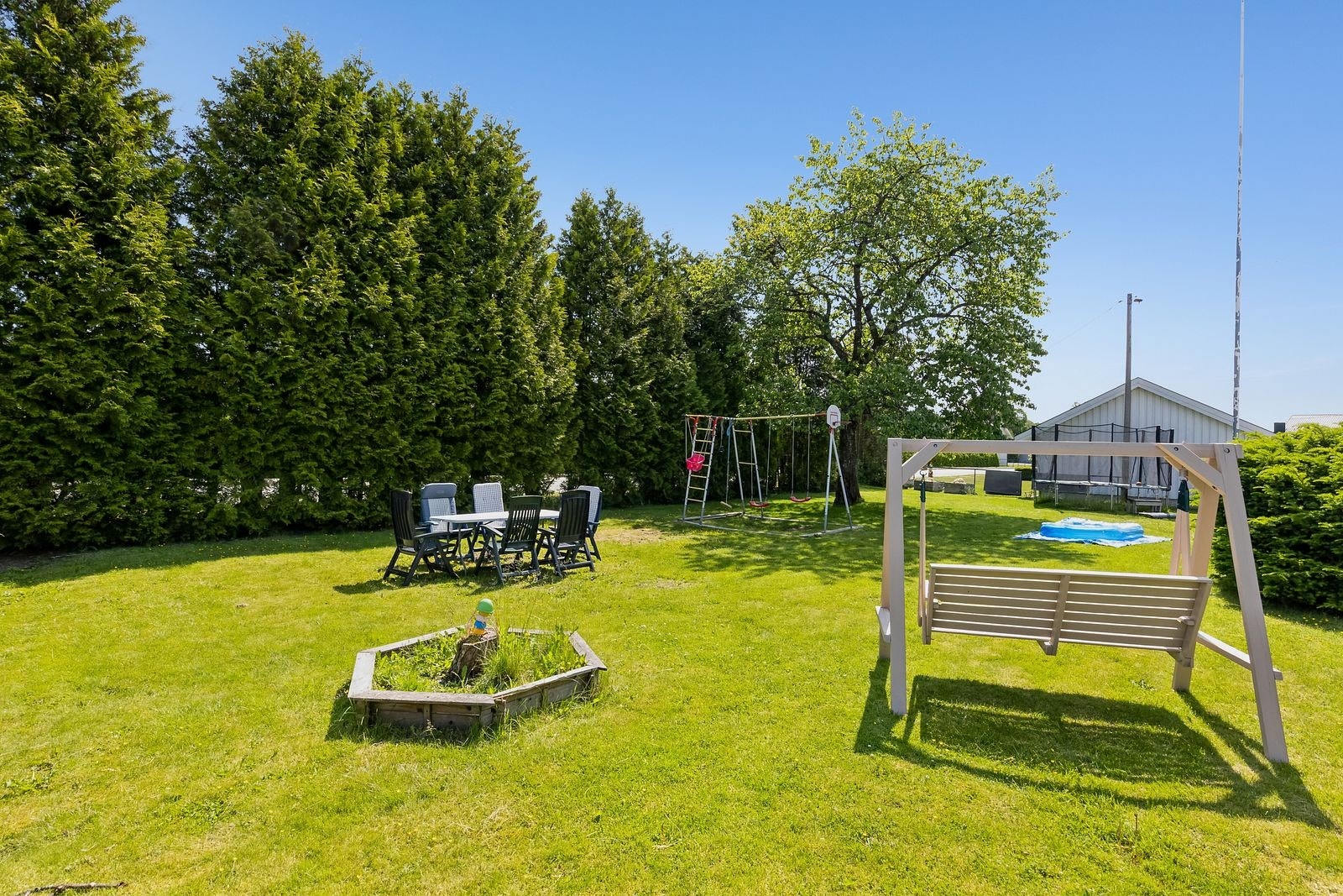 Flott hage med svært gode solforhold. Galleribilde