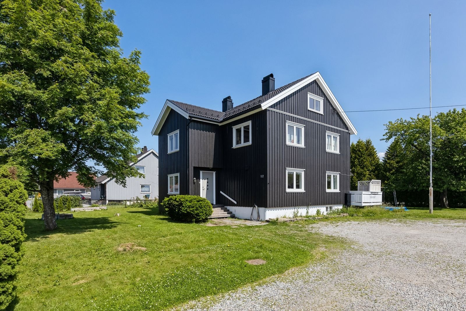 Boligen ligger fint til med gode solforhold. Galleribilde