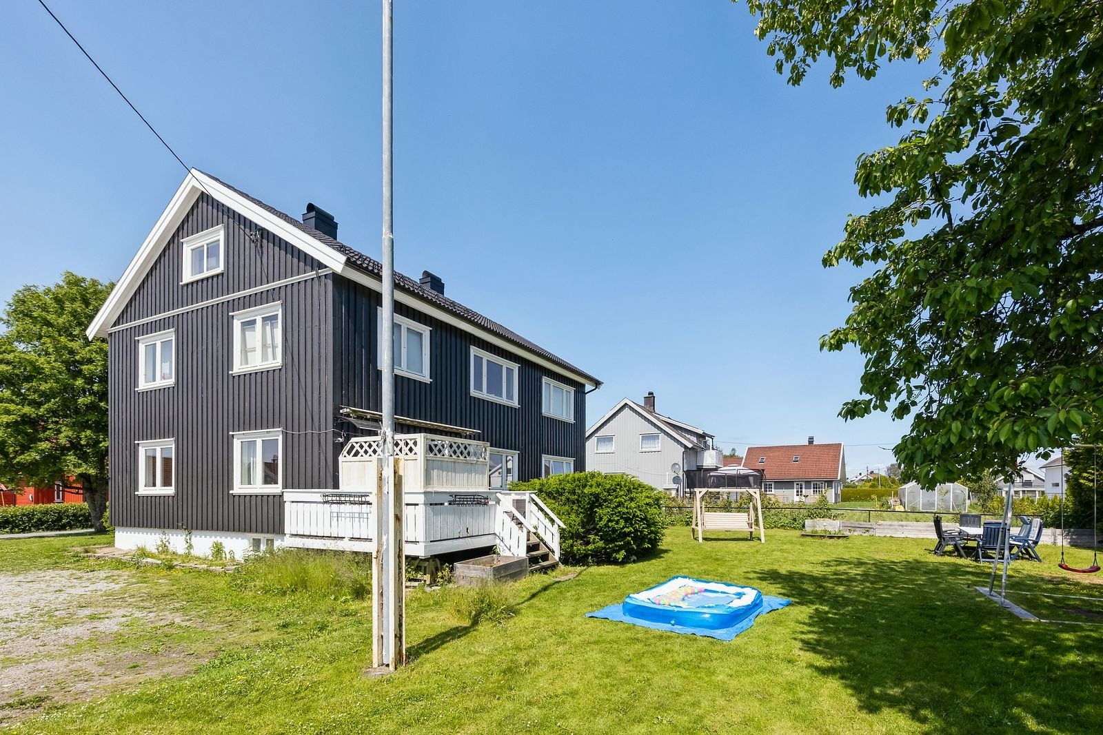 Velkommen til en flott halvpart tomannsbolig med stor tomt og biloppstillingsplass Galleribilde