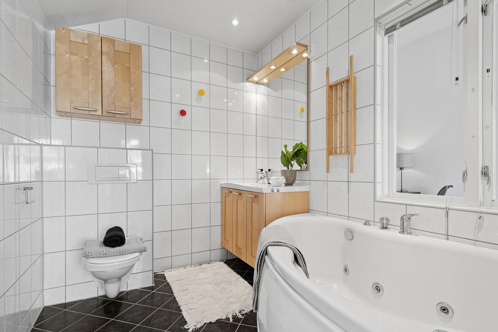 Badet er utstyrt med toalett, boblekar og baderomsinnredning. Galleribilde