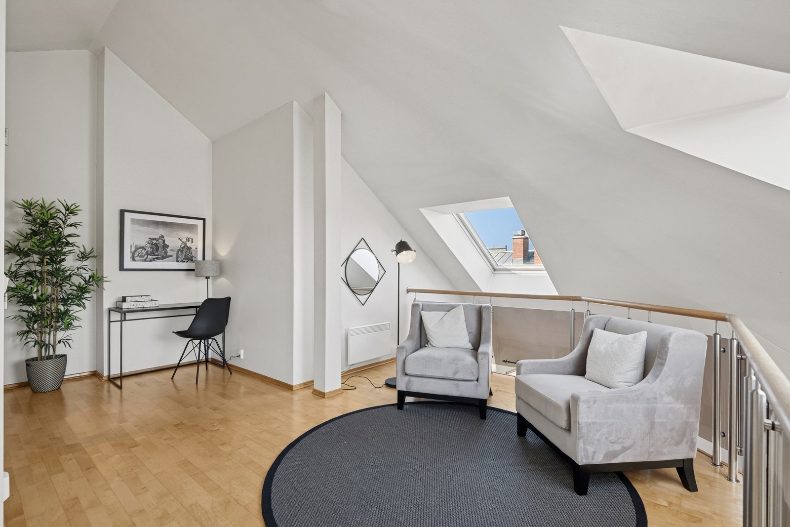 Fra loftstuen kan du se ned i stuen og kjøkkenet i plan 1. Galleribilde