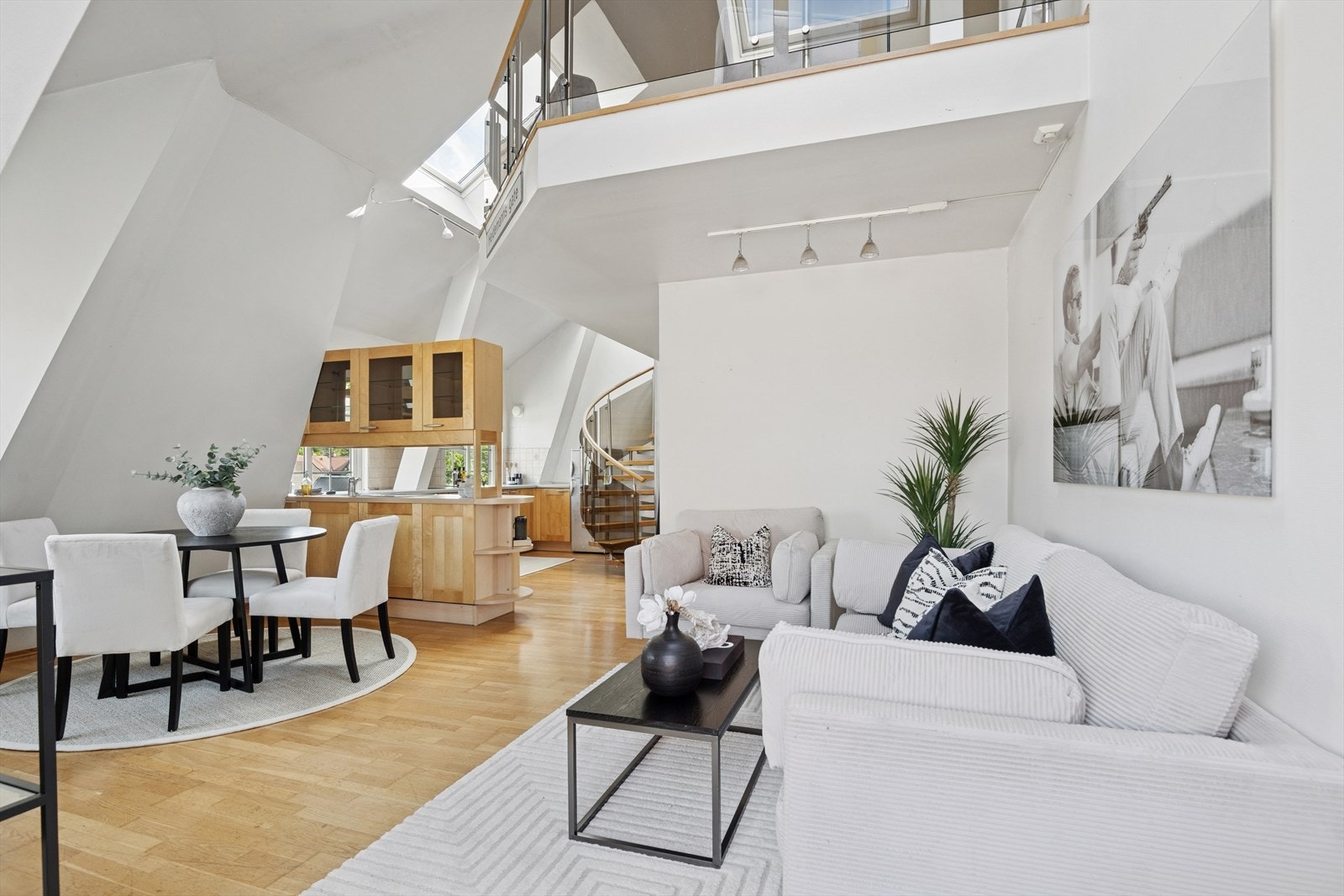 Leiligheten har en spennende planløsning med mesanin-løsning. Galleribilde