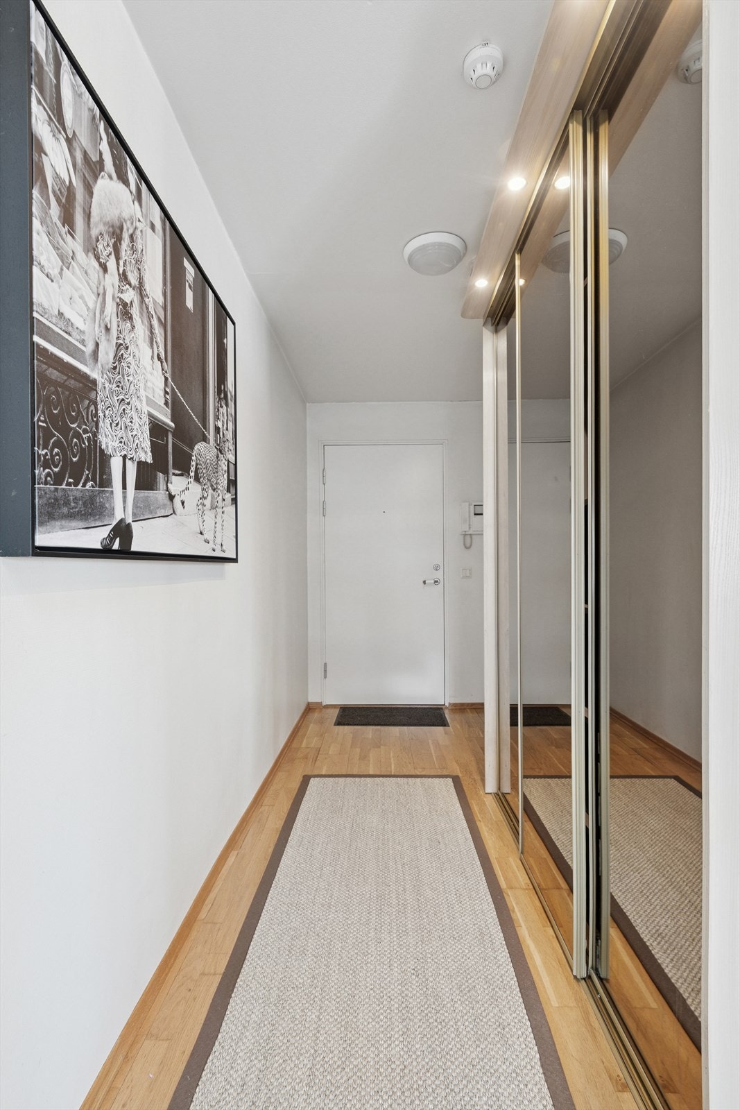 Skyvedørsgarderoben i entréen bidrar til et ryddig inntrykk. Galleribilde