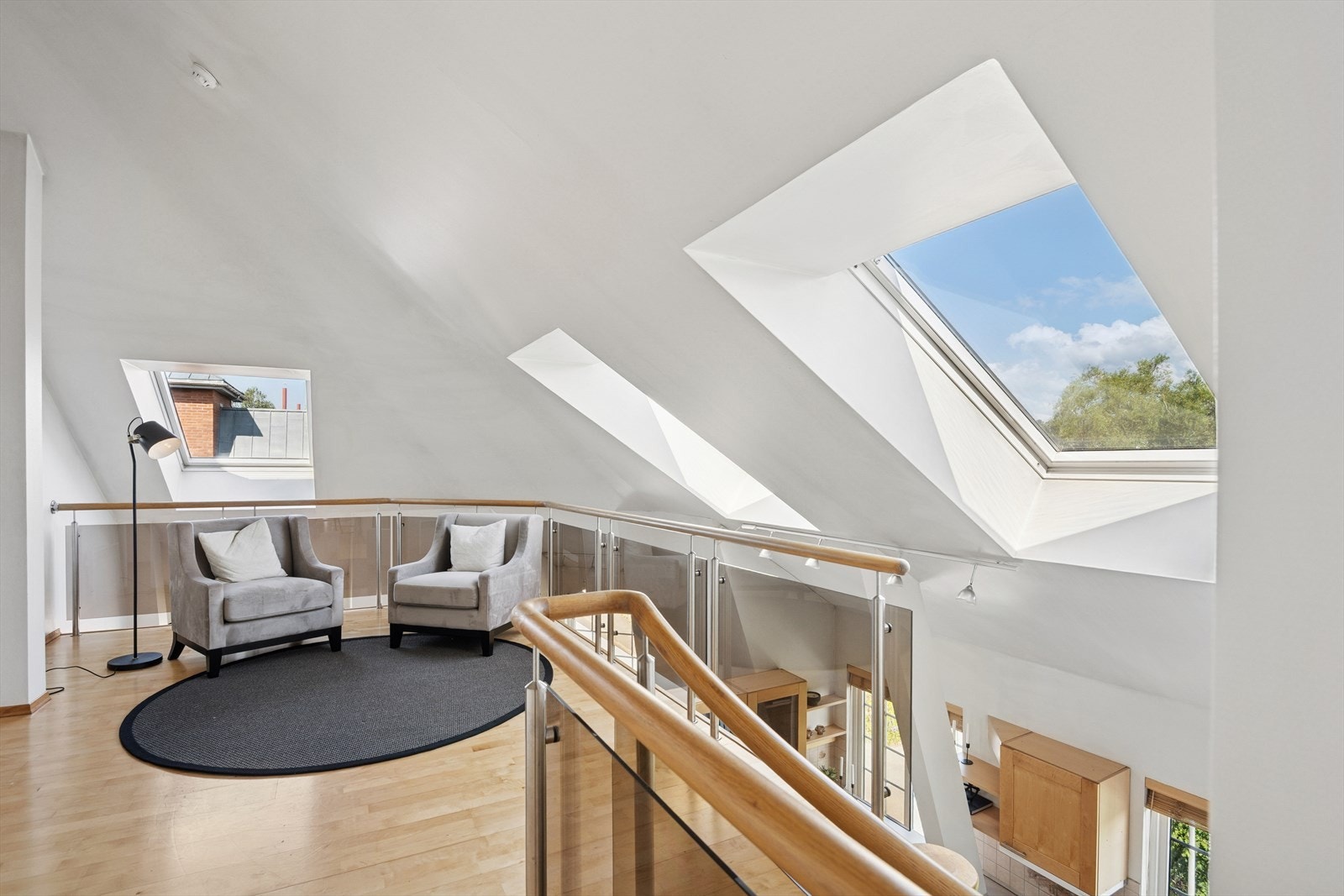 Leiligheten nyter godt av flere takvinduer og i flere rom, som gir svært gode lysforhold. Galleribilde