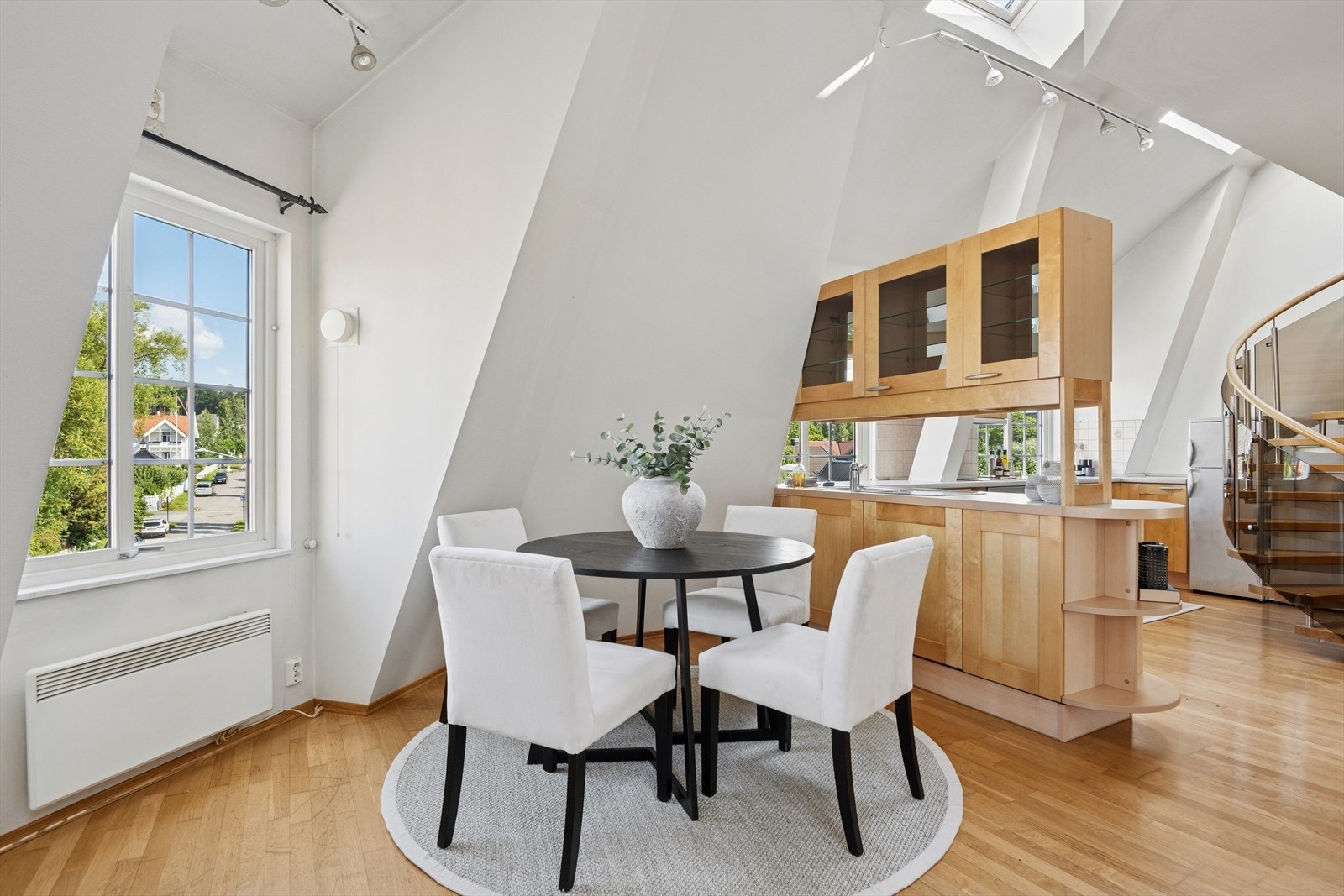 Leilighetens lyse fremtoning gjør det enkelt å sette ditt personlige preg. Galleribilde