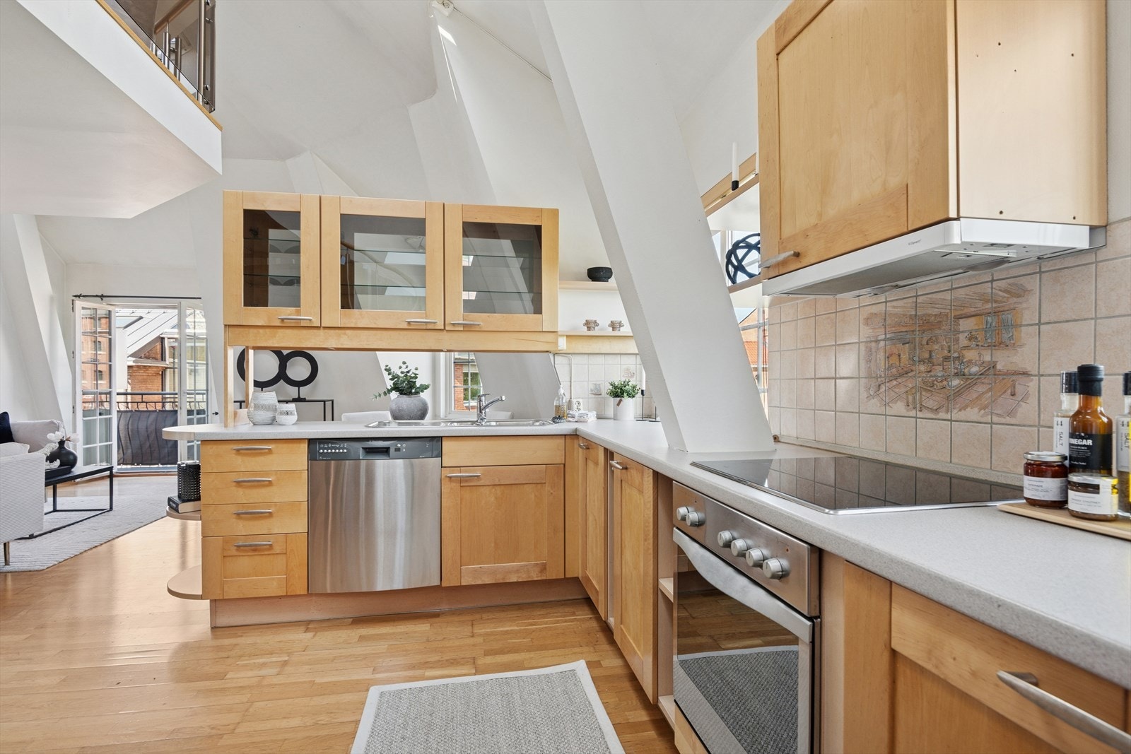 Godt med skapplass og arbeidsrom ved kjøkkenbenken. Galleribilde