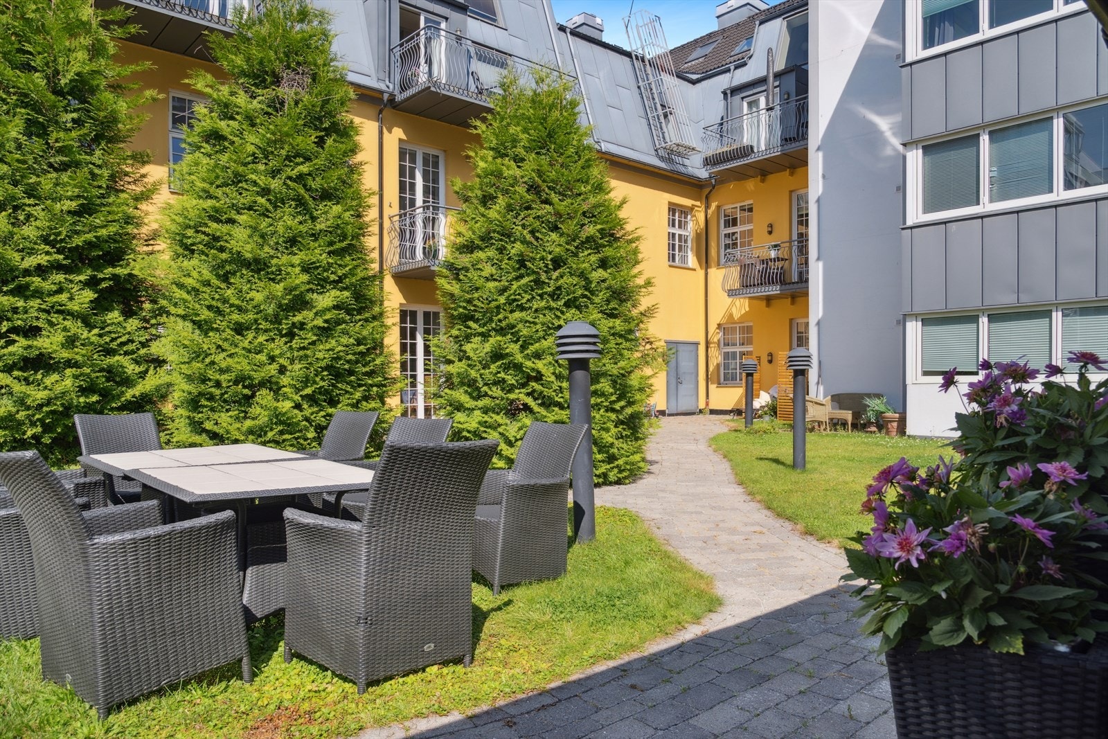 Bakhagen er pent opparbeidet, og er til felles benyttelse for beboerne. Galleribilde