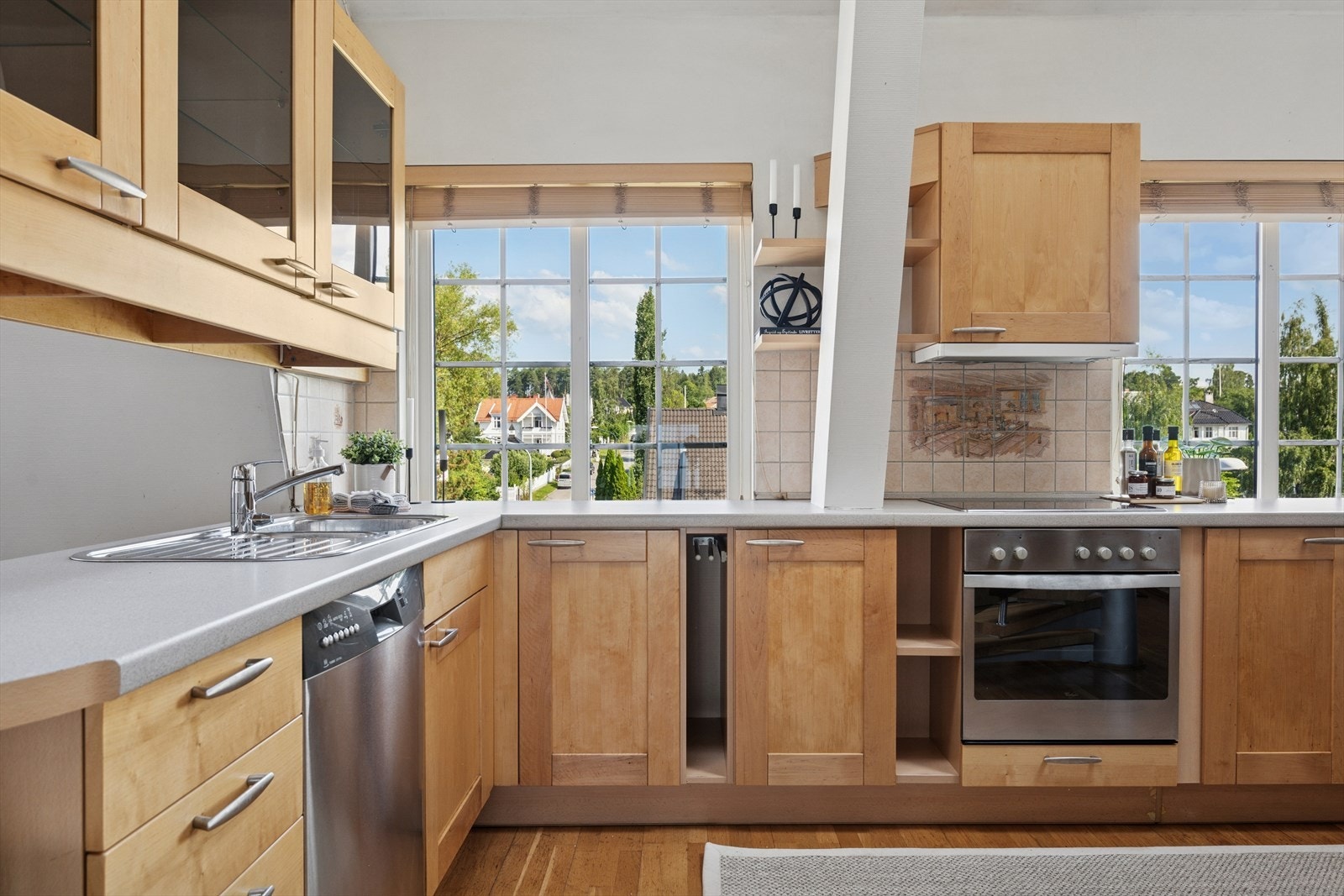 Flott kjøkken med åpen løsning mot stuen. Galleribilde