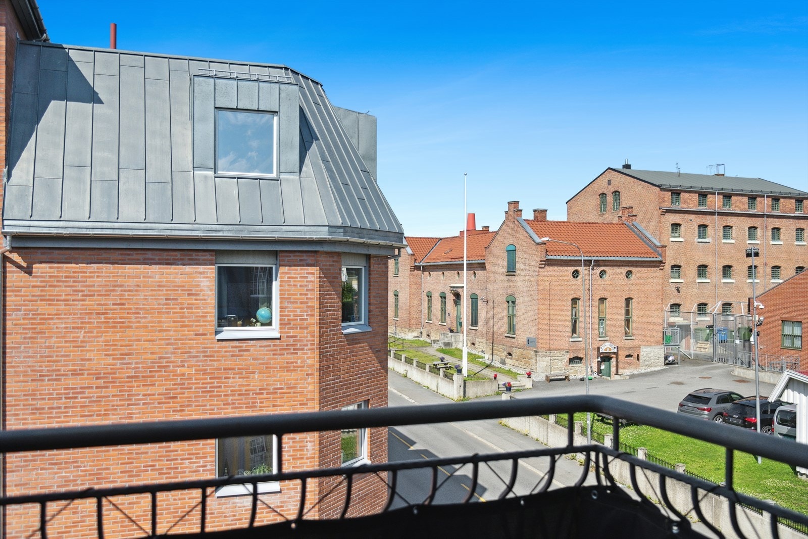 Fra balkongen har du utsikt bortover Grønnegata og Heidmanns gate. Galleribilde