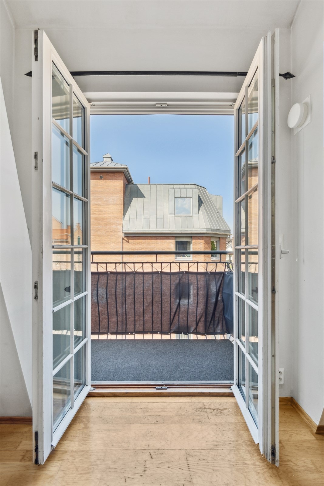 Fra stuen kommer du ut på hyggelig balkong. Galleribilde