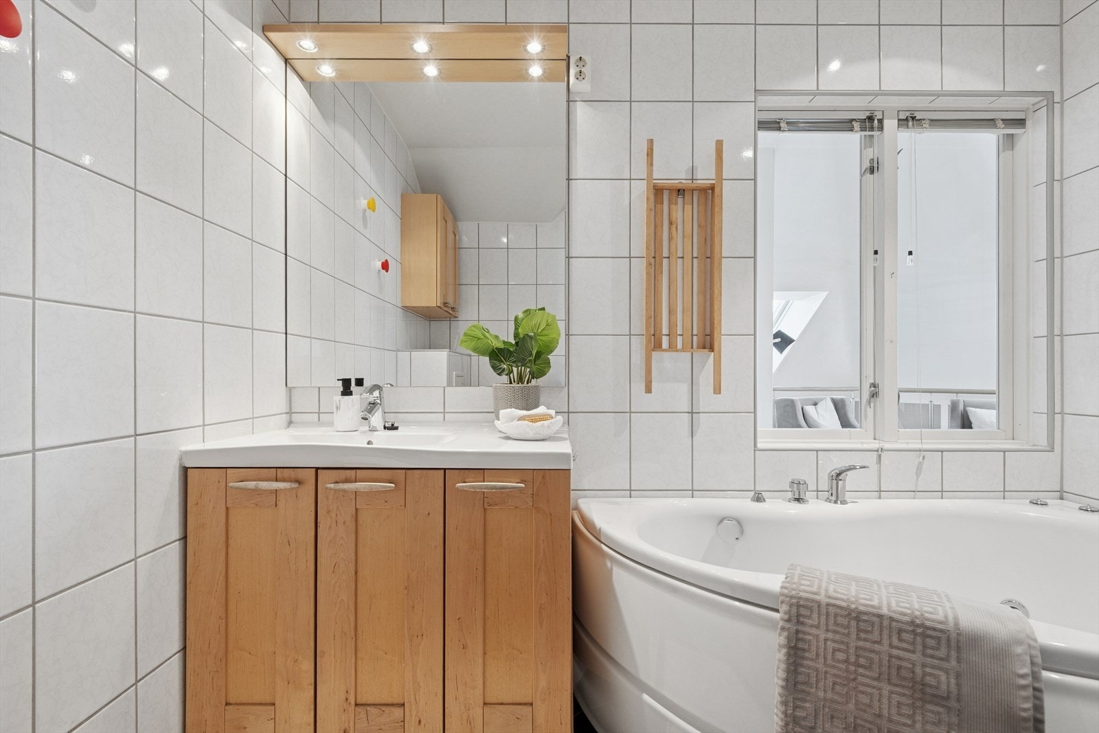 Leiligheten andre baderom ligger i plan 2, og har vindu ut mot loftstuen. Galleribilde