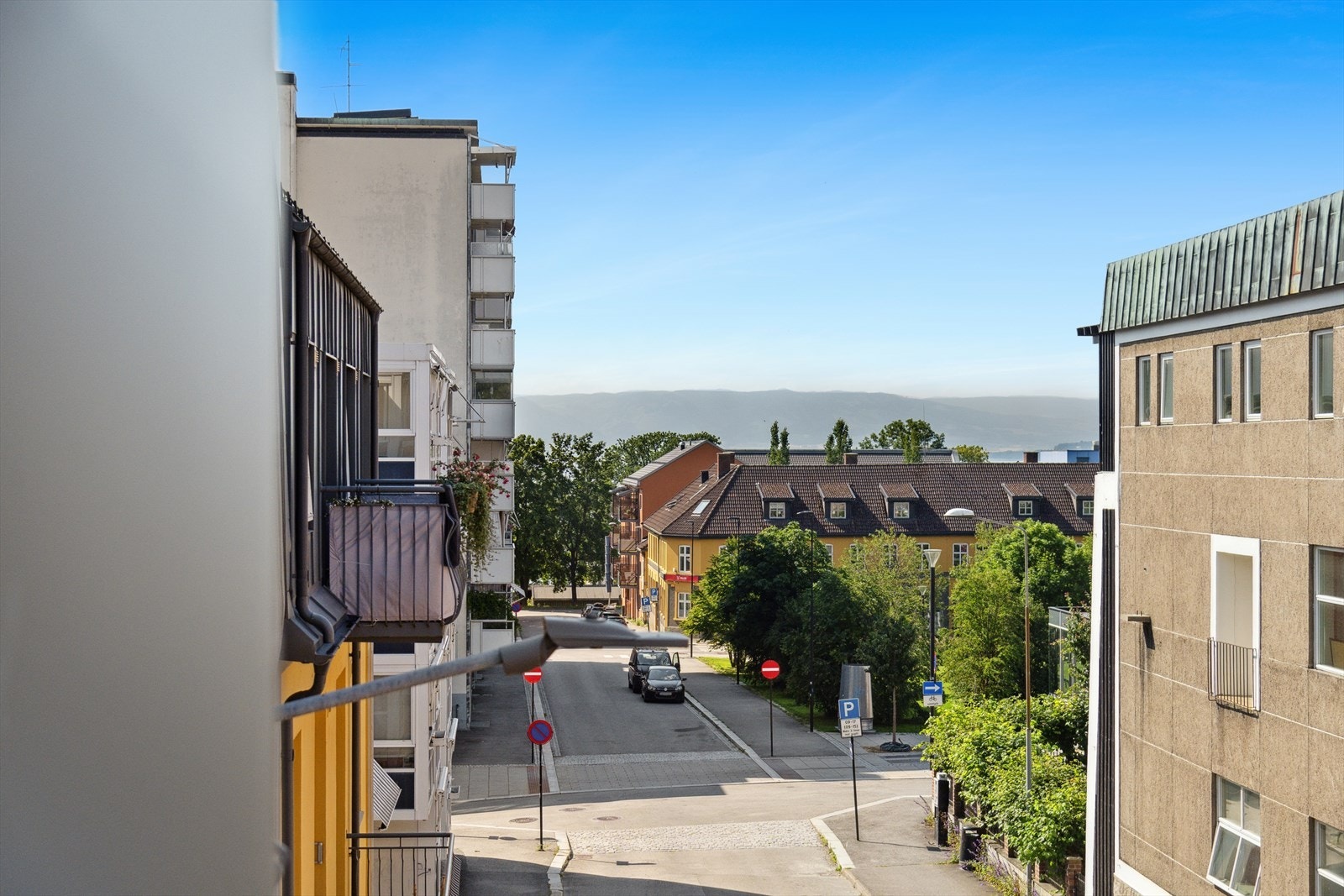 Vestre torg ligger like ved og gir lekemuligheter for barna. Galleribilde