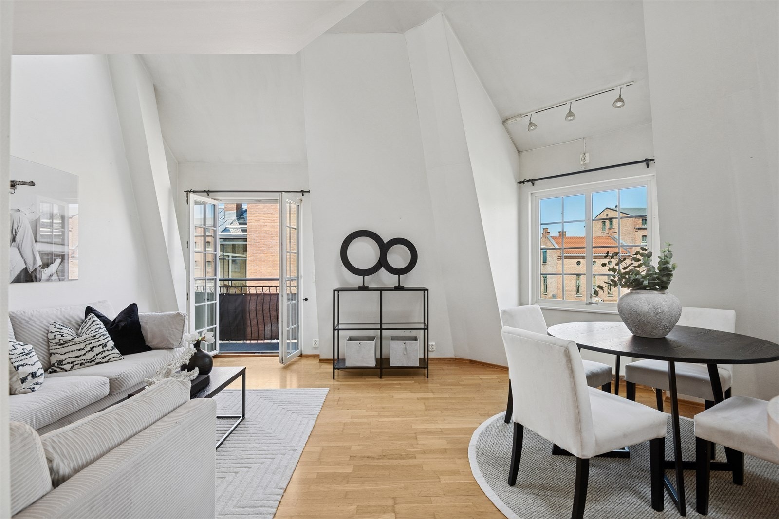 Stuen nyter godt av god takhøyde og store vindusflater som gir en lys og luftig romfølelse. Galleribilde