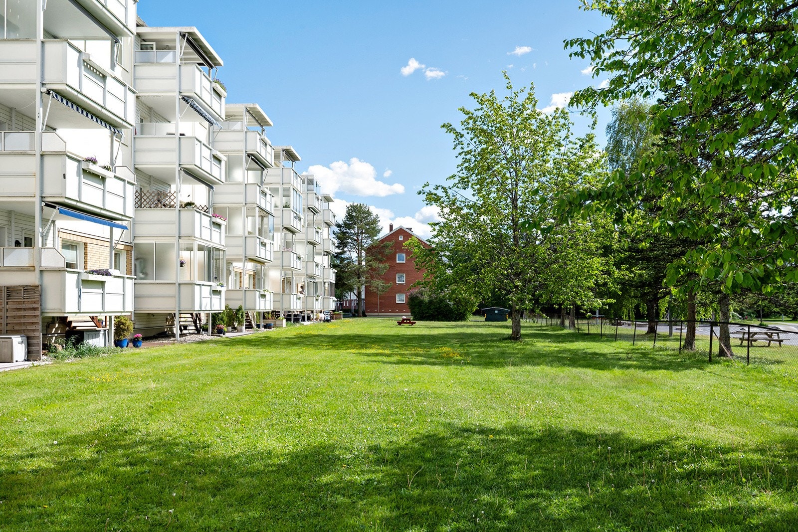 For de som er glade i friluftsliv, er det kort vei til flotte tur- og rekreasjonsområder. Lambertseter idrettspark ligger en kort spasertur unna og byr på løpebane, fotballbaner, håndballhall og flere lekeplasser. Galleribilde