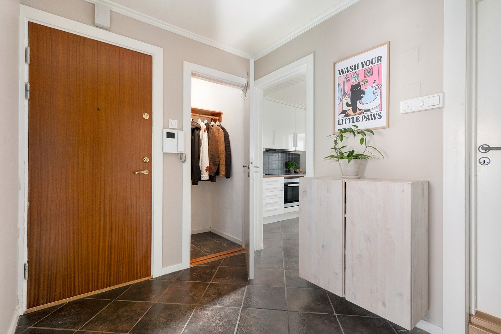 Ditt første møte med leiligheten er entréen, som fungerer som et praktisk knutepunkt. Her er det plass til å henge fra seg ytterklær og sette fra seg sko i en praktisk garderobe. Boligen er tilknyttet felles callinganlegg med video og automatisk åpner. Galleribilde