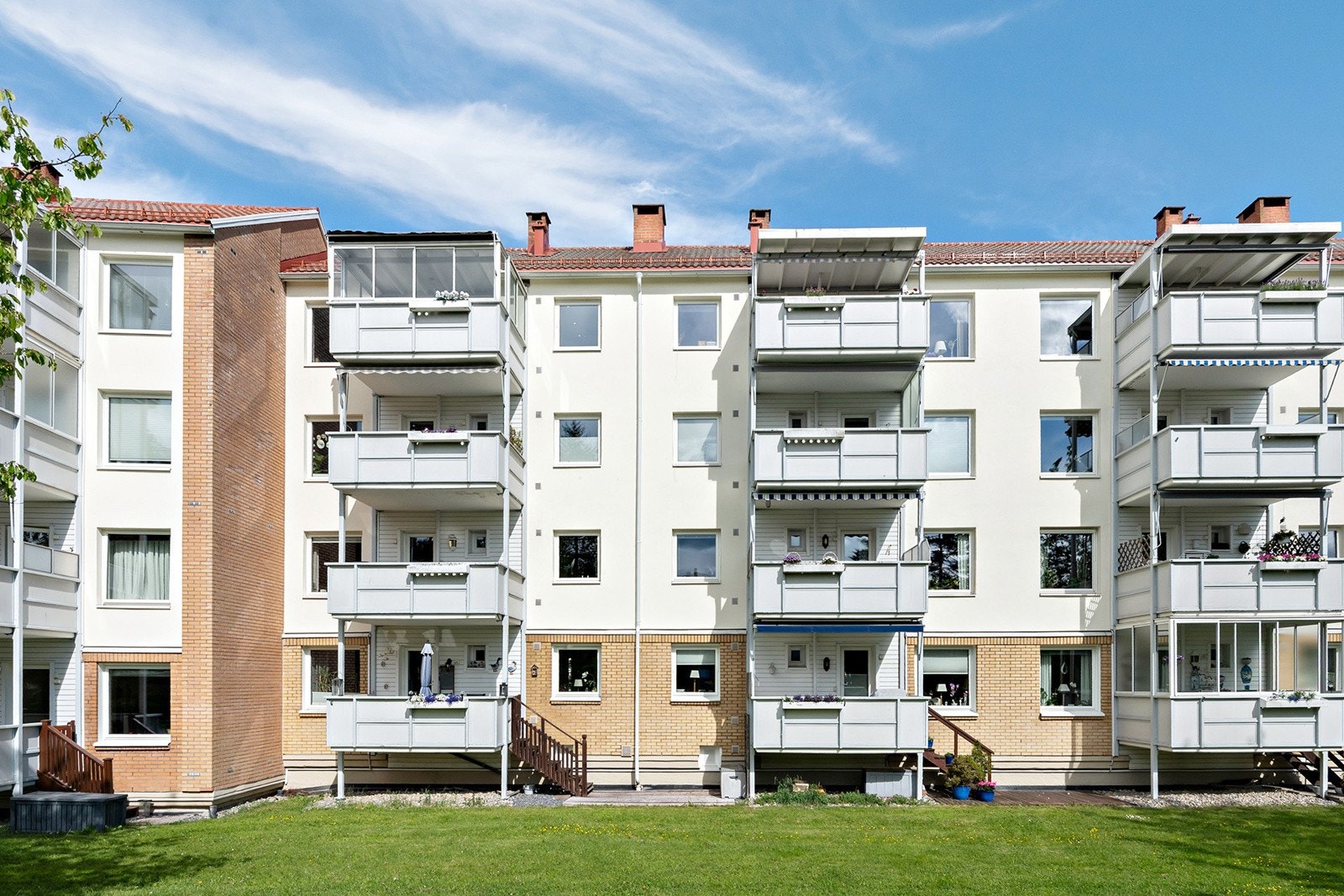 Leiligheten ligger i et attraktivt og familievennlig område på Lambertseter i Oslo. Området er kjent for sine rolige omgivelser og nærhet til både byens fasiliteter og naturskjønne områder. Galleribilde
