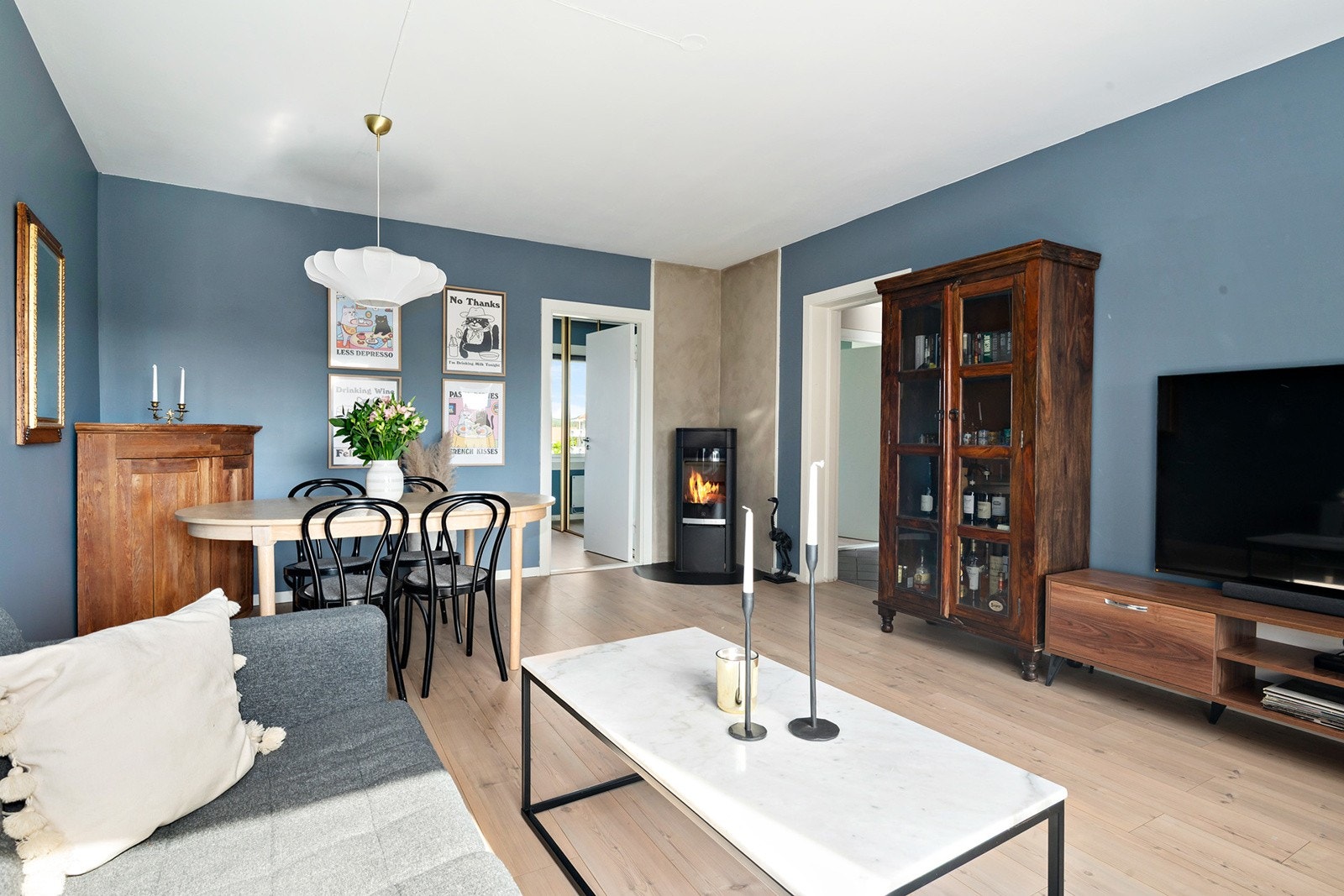 Den flotte stuen lar seg enkelt dele inn i to soner og oppleves som boligens sosiale samlingspunkt. Stuen har malte slette vegger og et pent gulv. Videre har stuen peisovn som gir varme og hygge på kjølige kvelder Galleribilde