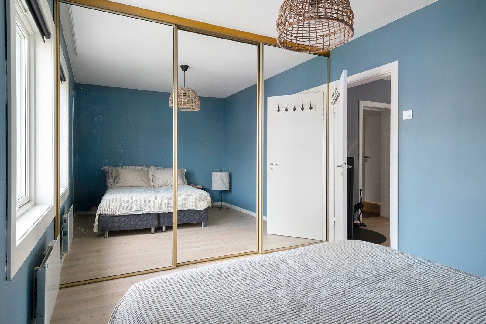 Hovedsoverommet har godt med oppbevaringsplass i en skyvedørsgarderobe med speilfronter. Galleribilde
