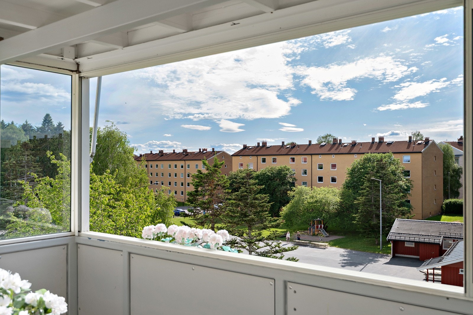 Fra stuen er det utgang til en solrik og vestvendt balkong på 8 kvm med ettermiddags- og kveldssol Galleribilde