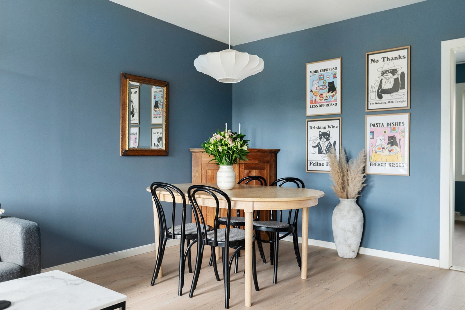 Fine møbleringsmuligheter med god plass til sofagruppe, spisebord samt øvrig møblement. Galleribilde