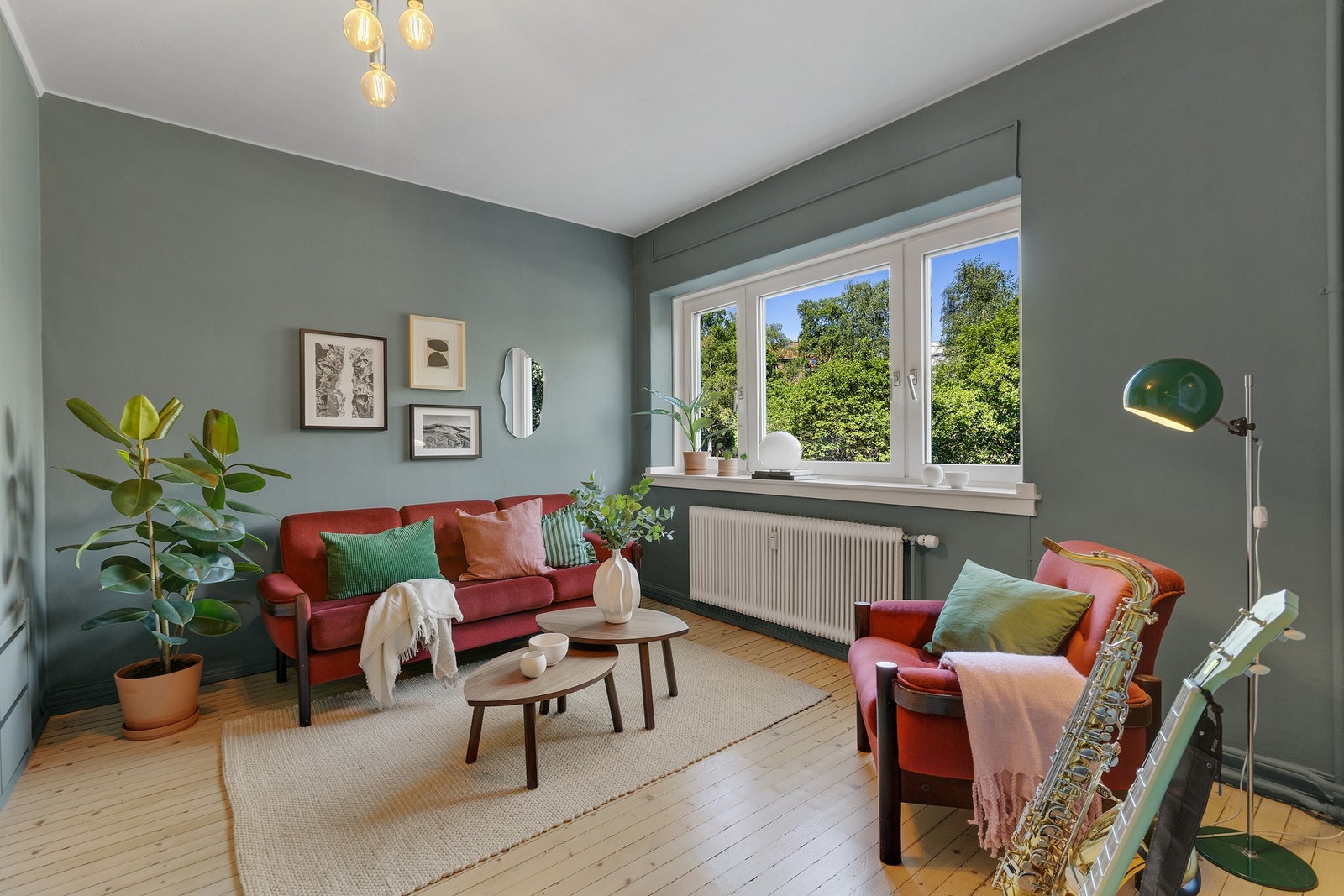 Lys og romslig stue med store vindusflater som gir gode innvendige lysforhold, og med hyggelig utsikt over frodige Bülow Hanssens plass. Galleribilde