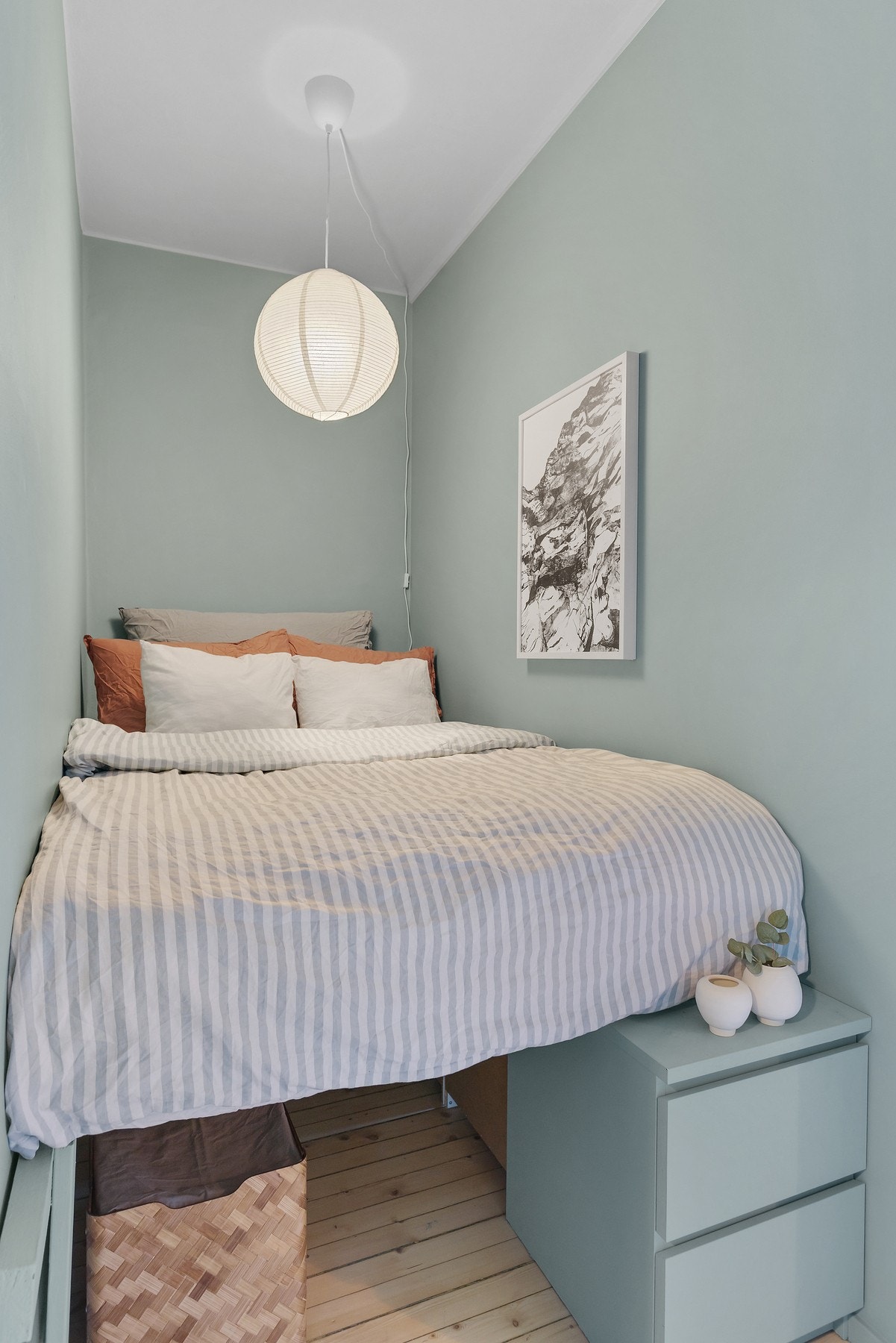 Her er det god plass til 1,20 seng. Mye lagringsplass under seng. Galleribilde