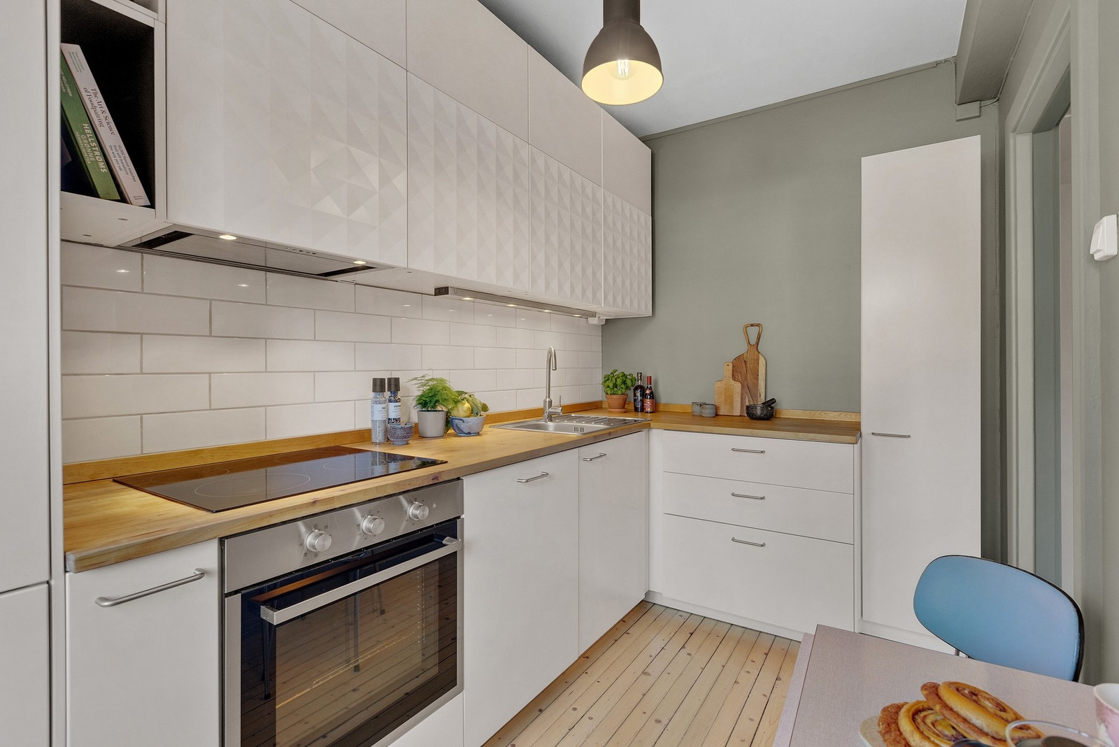 Kjøkkenet er fullt utstyrt med integrerte hvitevarer som keramisk topp, stekeovn, oppvaskmaskin og kjøl-og fryseskap. God oppbevaringsplass i doble overskap som utnytter den gode takhøyden. Galleribilde