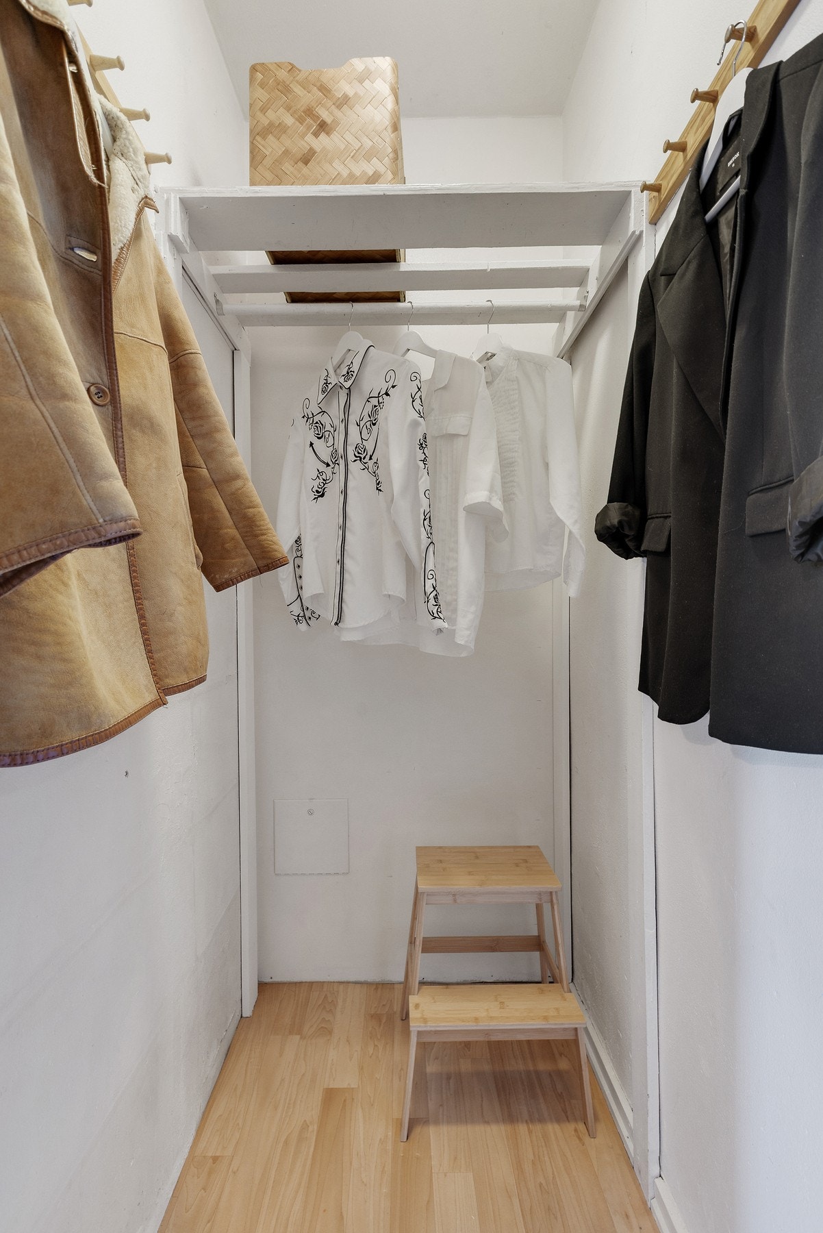 Det er også inngang til leilighetens walk-in closet hvor du har god lagringsplass. Galleribilde